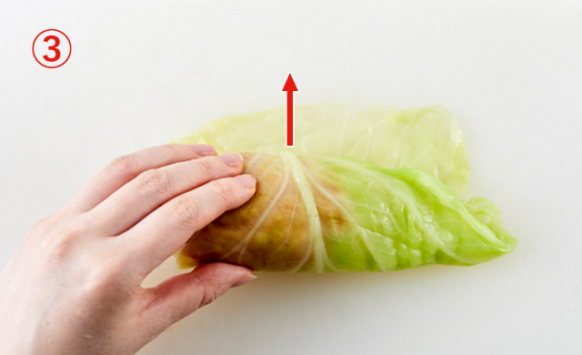 ロールキャベツを包んでいる写真