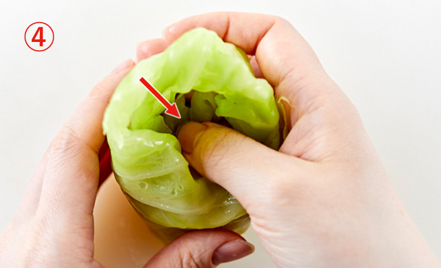 ロールキャベツを包んでいる写真