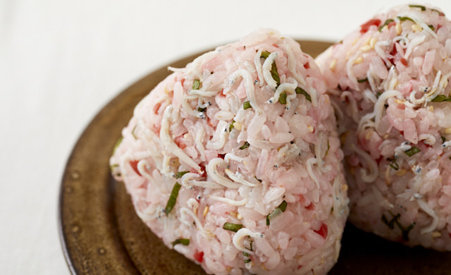 しらすおにぎりの写真