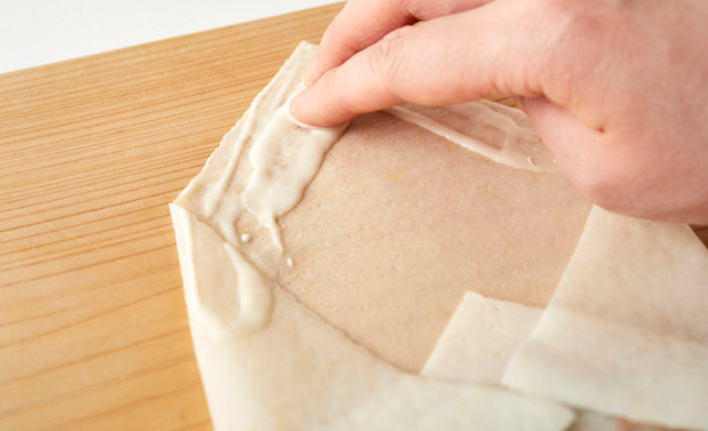 春巻をのり付けしている写真