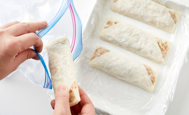 春巻を冷凍用保存袋に入れている写真