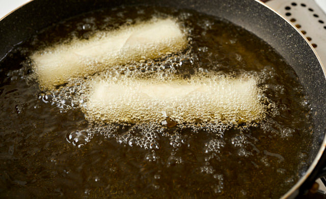 春巻を揚げている写真