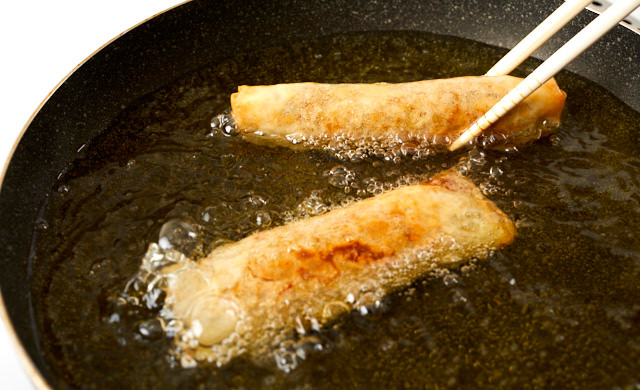 春巻を揚げている写真