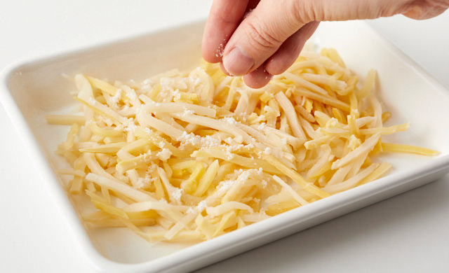 たけのこに砂糖をまぶしている写真