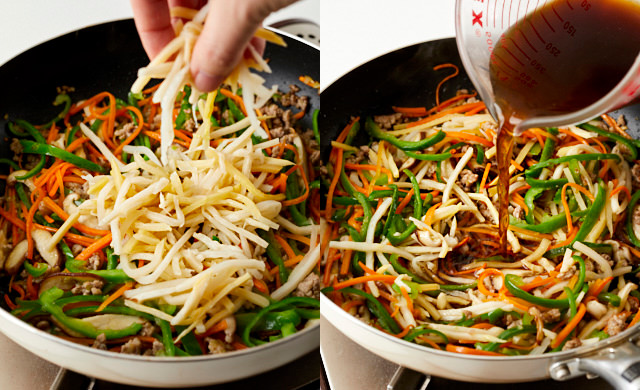 たけのこを加えている写真