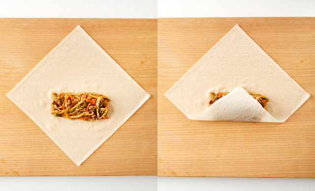 春巻の皮に具材をのせている写真