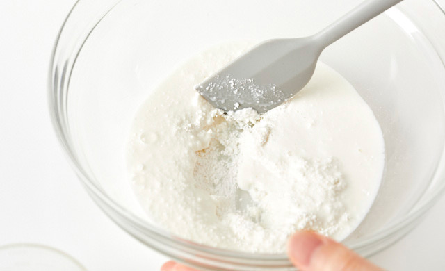 ボウルに白玉粉と牛乳を入れ混ぜている写真