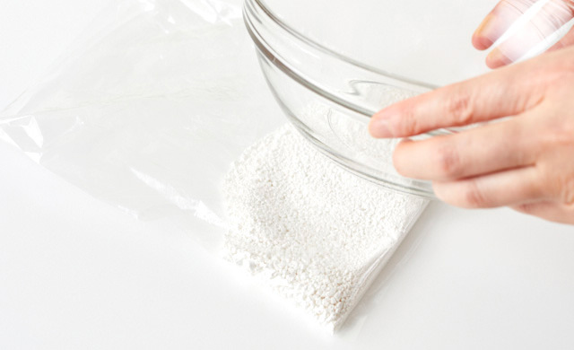 白玉粉のかたまりを潰している写真