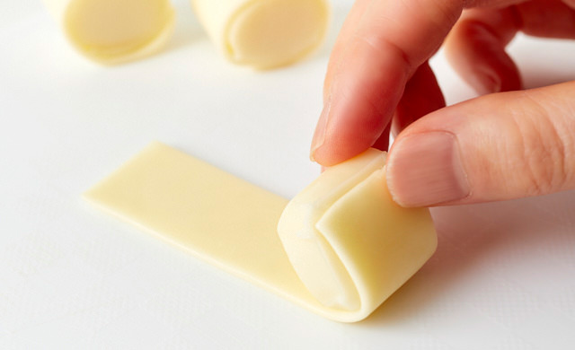 溶けるタイプのチーズでさけるタイプのチーズを巻いている写真