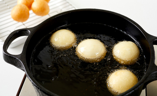 チーズボールを揚げている写真