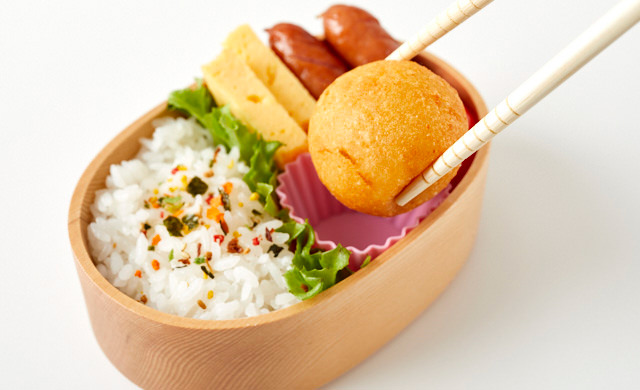 チーズボールを使ったお弁当の写真