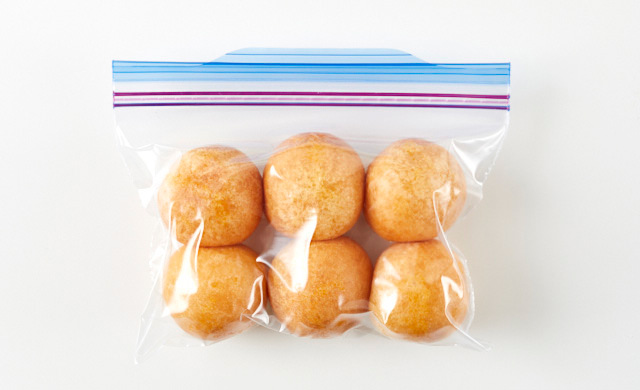 チーズボールを冷凍用保存袋に入れた写真