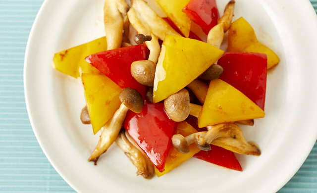 パプリカとしめじのバター醤油炒めの写真