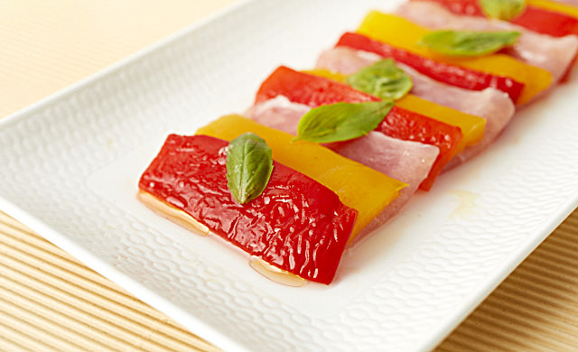 パプリカと生ハムのカルパッチョの写真