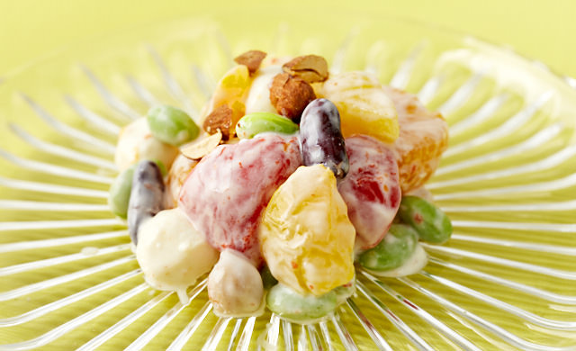 パプリカとフルーツと豆のヨーグルトサラダの写真