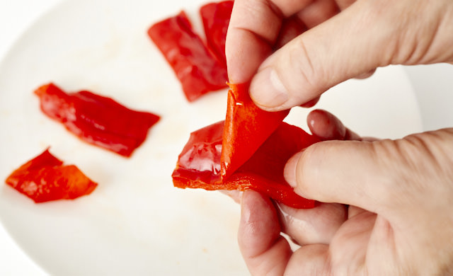 パプリカの皮をむいている写真
