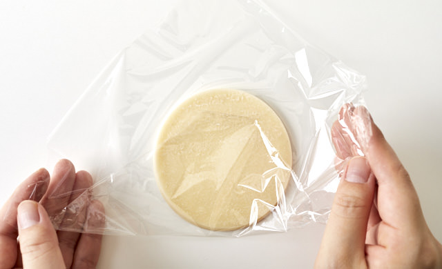 餃子の皮をラップで包んでいる写真