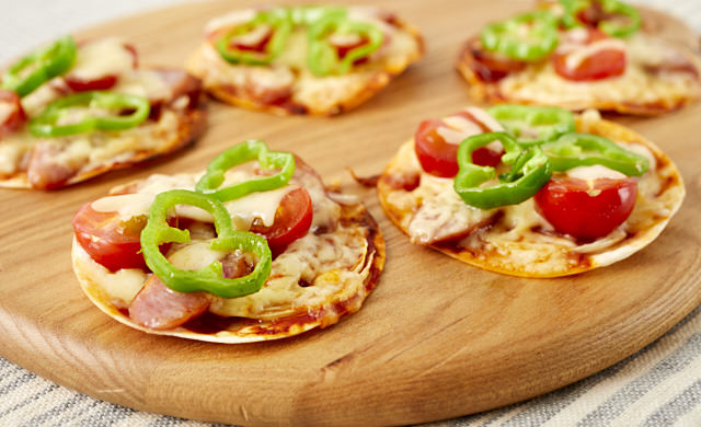 餃子の皮のひと口ピザの写真