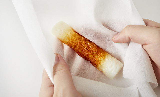 ちくわをキッチンペーパーで拭いている写真