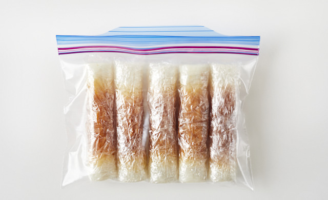 ちくわを冷凍用保存袋に入れた写真