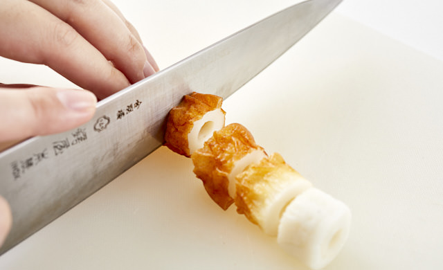 ちくわを輪切りにしている写真