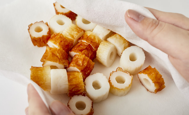 輪切りのちくわをキッチンペーパーで拭いている写真
