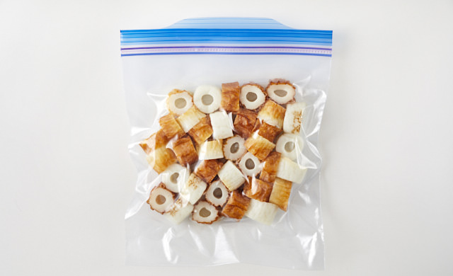 輪切りのちくわを冷凍用保存袋に入れた写真