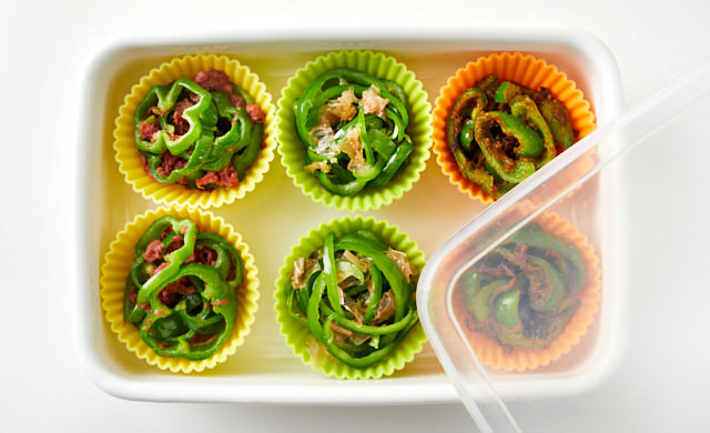 保存容器に入れたピーマンおかずの写真