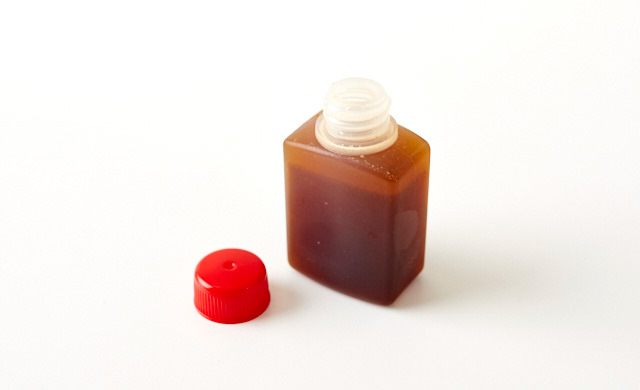 たれを瓶に入れている写真