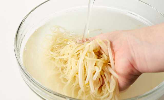 麺ともやしを冷やしている写真
