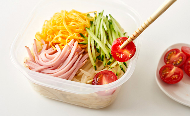 ミニトマトをトッピングしている写真