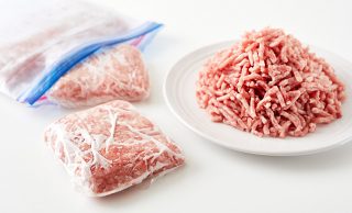 冷凍挽き肉と生の挽き肉の写真
