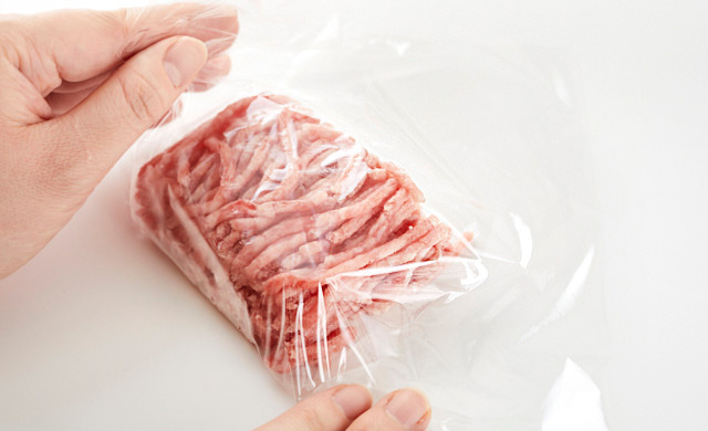 ひき肉をラップで包んでいる写真
