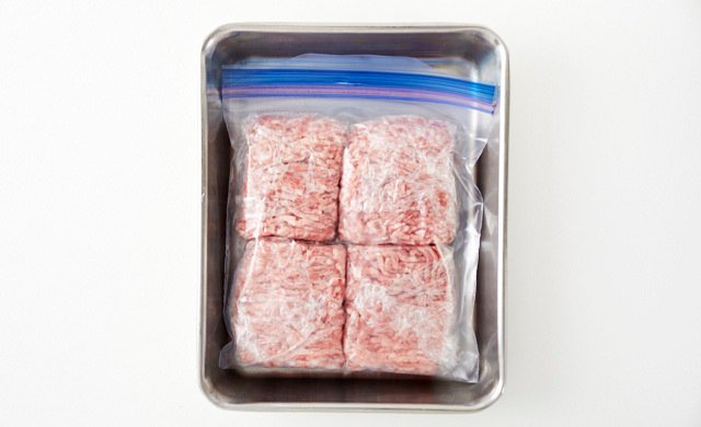 ひき肉をバットにのせている写真