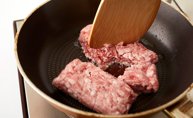 ひき肉をほぐしている写真