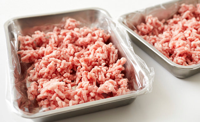 パラパラに冷凍したひき肉の写真