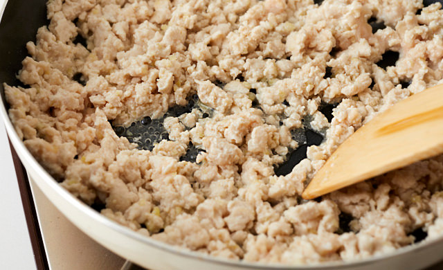 ひき肉を炒めている写真