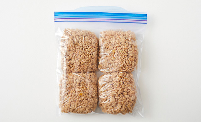 そぼろを冷凍用保存袋に入れている写真