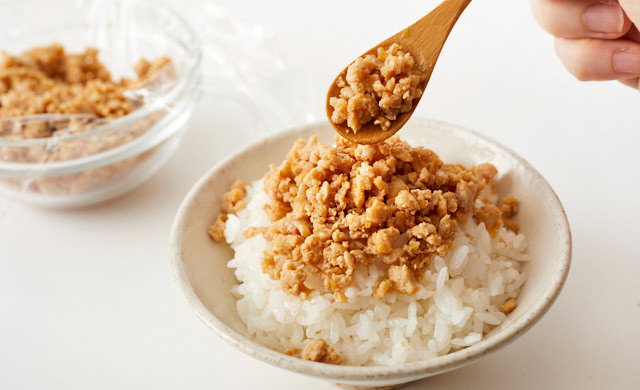 そぼろをごはんにのせている写真