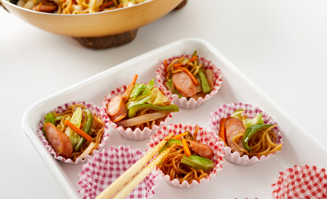 焼きそばをおかずカップに入れている写真