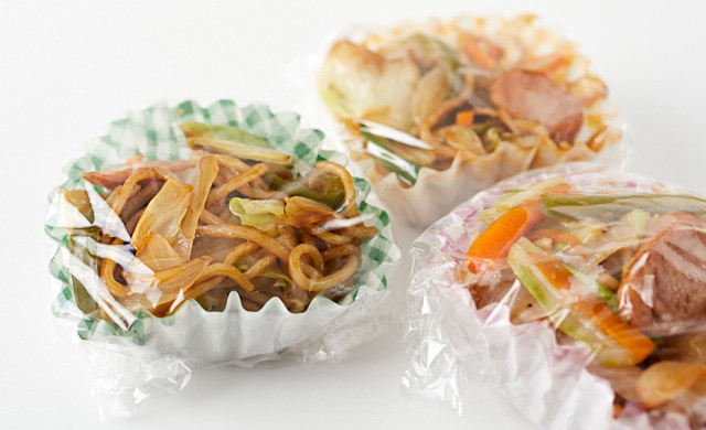 おかずカップをラップに包んでいる写真