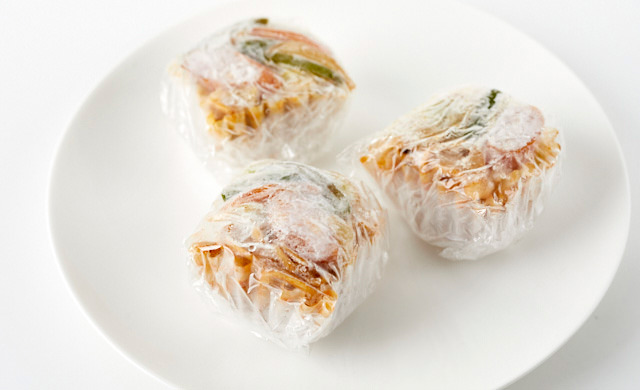 冷凍用保存袋におかずカップ＋ラップの焼きそばを入れた写真