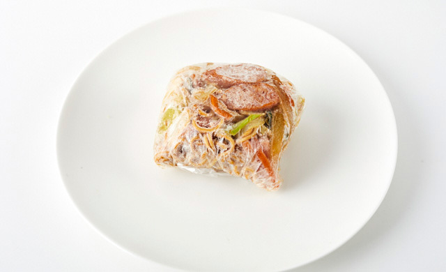 小分け焼きそばを耐熱皿に置いている写真