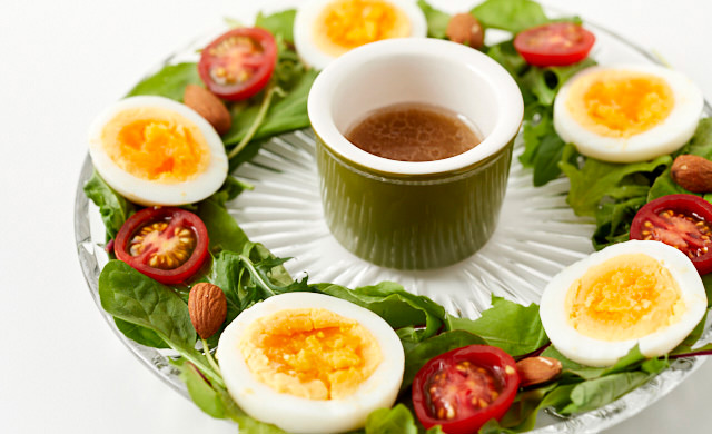 ベビーリーフとゆで卵のリングサラダの集合写真