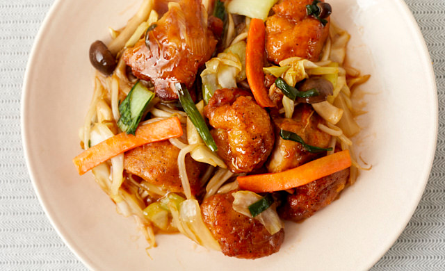 冷凍唐揚げと炒め野菜ミックスの甘酢炒めの写真