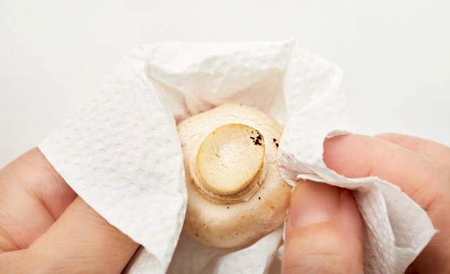 マッシュルームの汚れを拭き取る写真