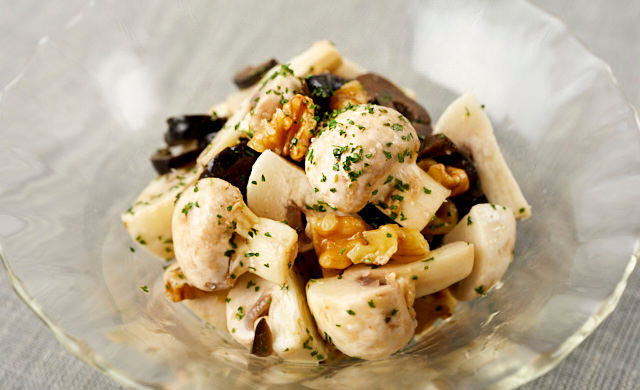 マッシュルームとくるみのサラダの写真