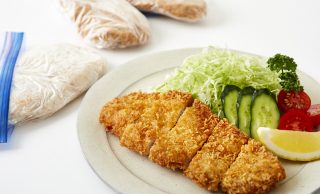 冷凍したとんかつと解凍したとんかつの写真