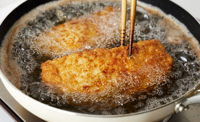 とんかつを揚げている写真