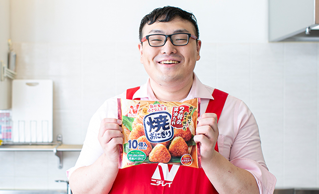 ジョーさん。が「焼きおにぎり 10個入り」を手にしている様子